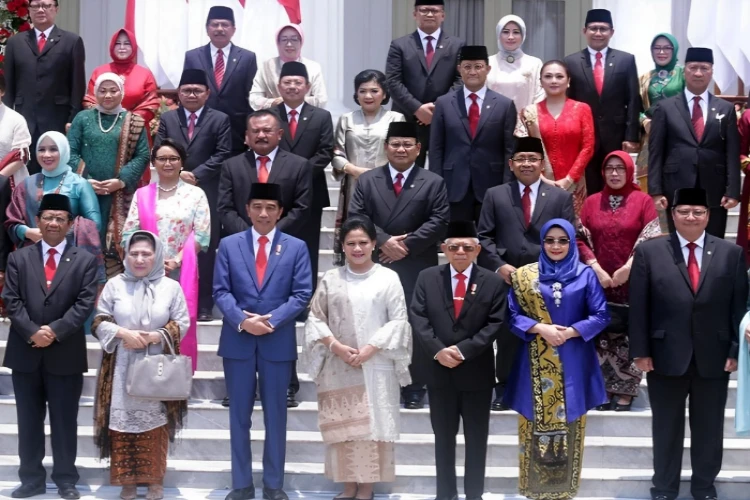 Ket. Foto: Mengenai Isu 15 Menteri MundurPengamat Menyatakan Jika Fakta yang Terjadi di Kabinet Pimpinan Presiden Jokowi Adalah Sebaliknya