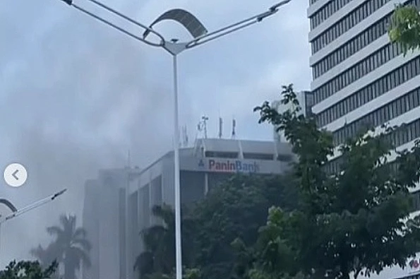 Kebakaran melanda Gedung Panin Bank Senayan akibat pengelasan, pegawai panik berhamburan keluar ruangan.