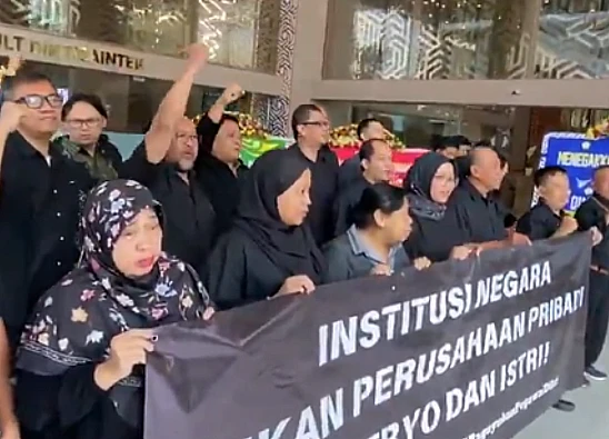 Tangkap layar video yang menampilkan pegawai Kemendiktisaintek melakukan aksi demo