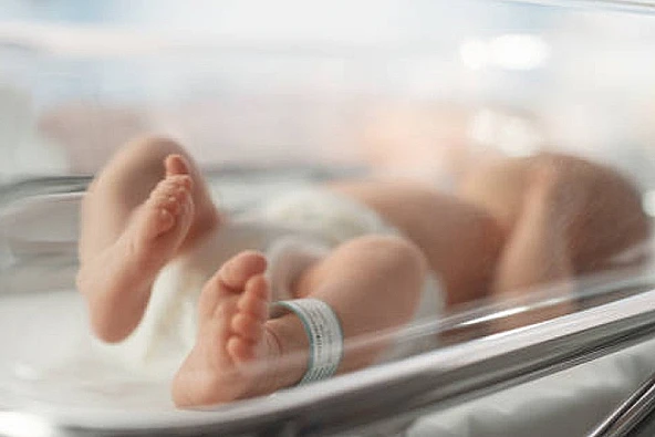 Penemuan bayi laki-laki di dalam kardus sepatu new balance menggemparkan warga sekitar Pasuruan