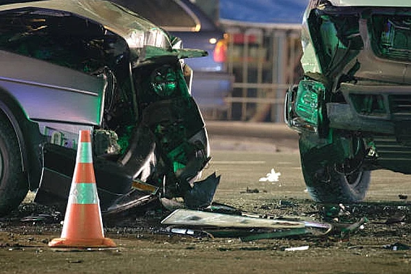 Aksi kecelakaan mobil sigra berwarna putih dengan KA Blambangan Ekspres sebabkan kendaraan ringsek