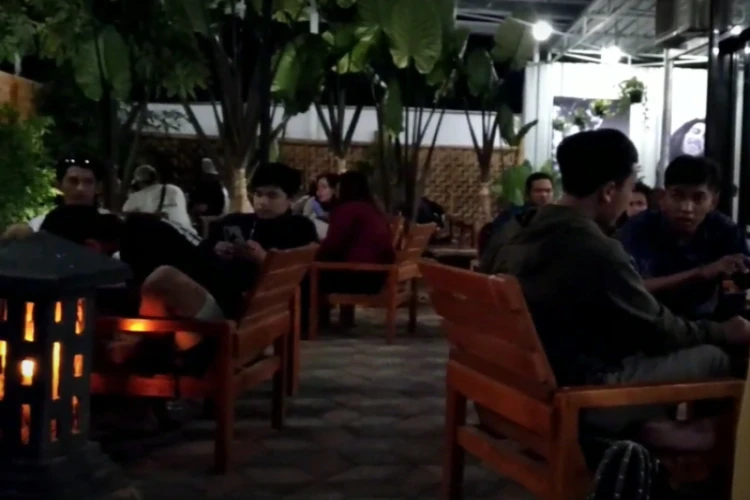 Ket Foto: Lands Koffie dengan Tempat Penuh Kenyamanan