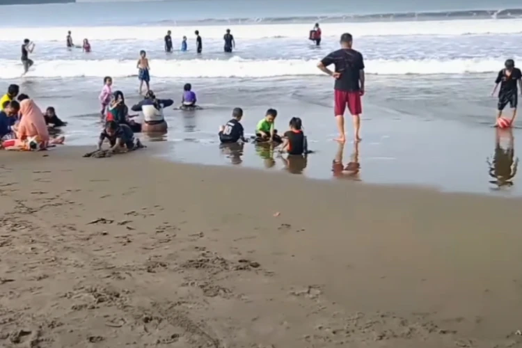 Ket Foto: Pantai Pananjung dengan Keindahan Alam yang Menakjubkan