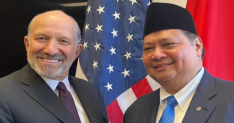Potret Menteri Koordinator Bidang Perekonomian RI, Airlangga Hartarto bertemu dengan Menteri Perdagangan Amerika Serikat, Bapak Howard Lutnick