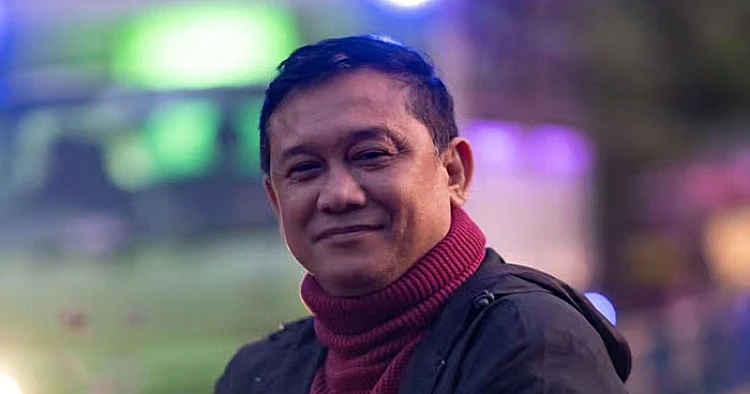 Potret pegiat media sosial, Denny Siregar yang baru-baru ini soroti kabar anggota TNI mendatangi kampus