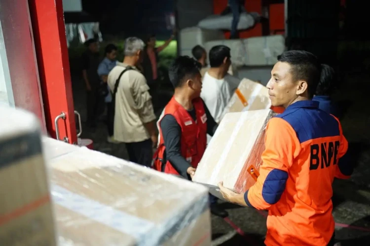 BNPB mengirim 16 ton bantuan logistik dan peralatan untuk warga terdampak erupsi Gunung Ibu di Jailolo, Halmahera Barat, Maluku Utara.