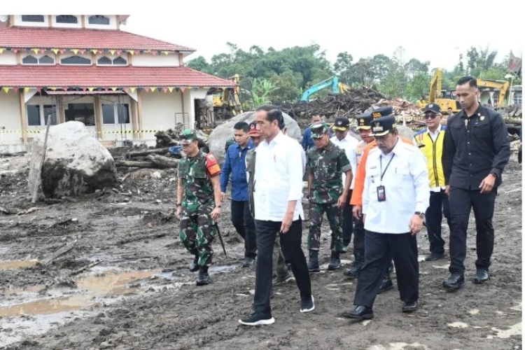 11 korban hilang belum ditemukan, Presiden Jokowi meninjau langsung lokasi terdampak banjir lahar dingin di Sumatera Barat.