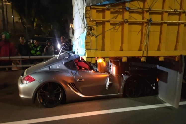 Terkait kecelakaan mobil sport Porsche di Jalan Tol Dalam Kota Jakarta, begini kesaksian sopir truk yang ditabrak.