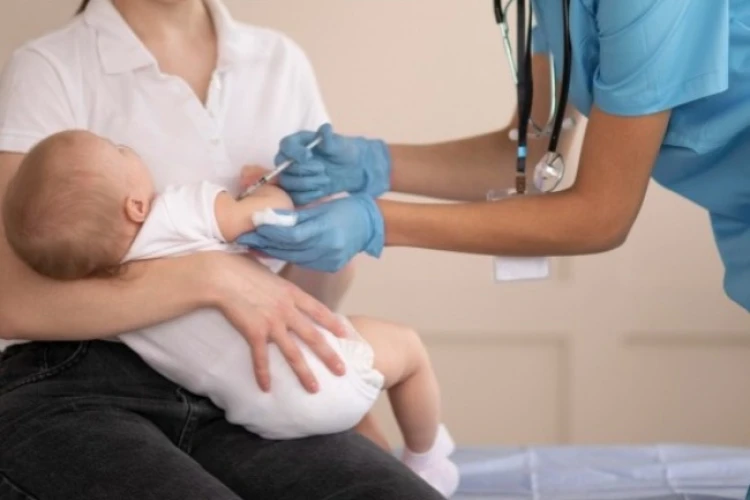 Innalillahi, bayi laki-laki usia 3 bulan meninggal dunia setelah mendapatkan suntik imunisasi di puskesmas.