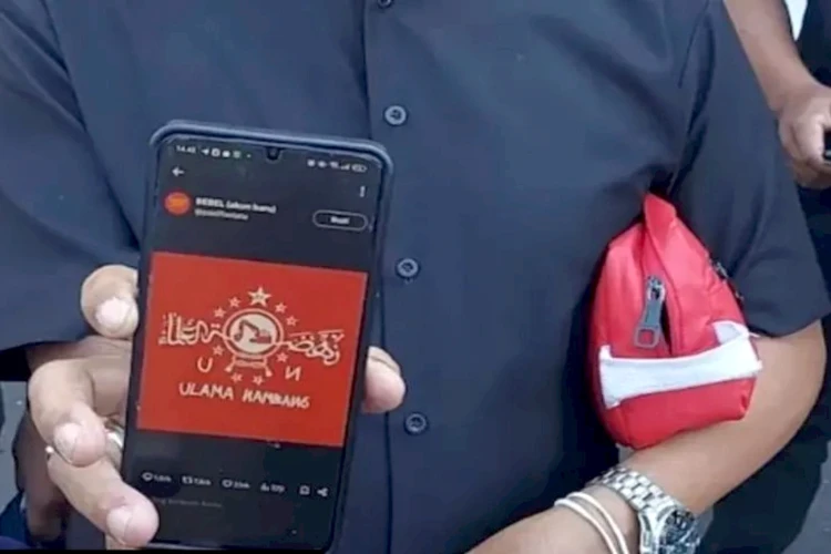 Kelompok pecinta Nahdlatul Ulama (NU) atau Muhibbin asal Surabaya tak terima dengan diubahnya logo NU menjadi Ulama Nambang.