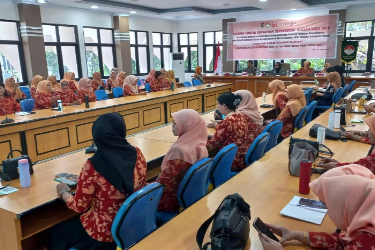 Ket. Foto: Sekda Kota Palu Menegaskan Kaum Perempuan Perlu Memahami Membedakan Uang Palsu dan Uang Asli