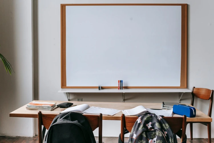 SMPN 19 tertangkap basah melakukan manipulasi nilai rapor 51 siswanya hingga beakibat dikeluarkan dari delapan sekolah negeri di Kota Depok.