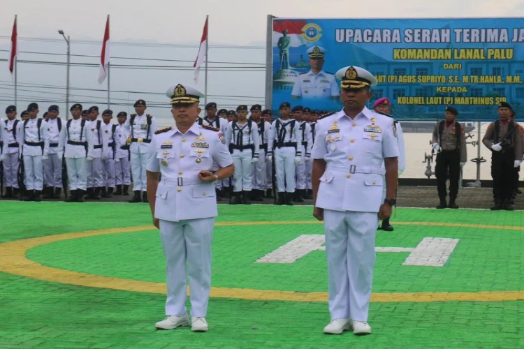 Ket. Foto: Upacara Sertijab Komandan Lanal Palu Dipimpin Langsung oleh Komandan Lantamal VI Makassar