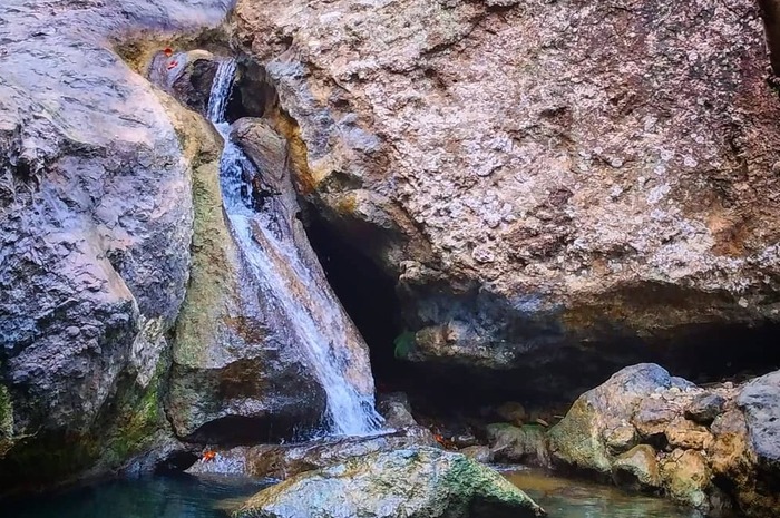 <p>Ket Foto: Pesona Air Terjun Bombo Roi Bima (Foto/Instagram/@ainunkurniah_)</p>
