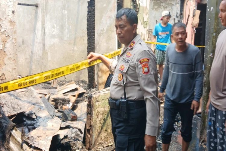 Kebakaran tragis di Cipinang Baru mengakibatkan tiga balita meninggal dunia. Begini kronologi lengkapnya.