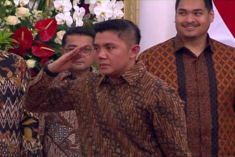 Mayor Teddy, mantan ajudan Prabowo, diangkat sebagai Sekretaris Kabinet. Jabatan ini kian menguatkan Kabinet Merah Putih.