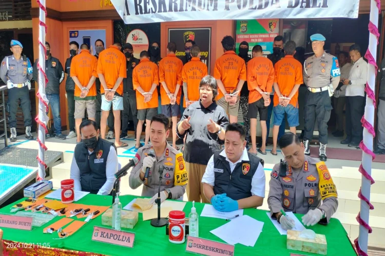 Polda Bali berhasil menangkap 11 tersangka pencurian motor dan mengamankan 51 unit barang bukti di Bali.