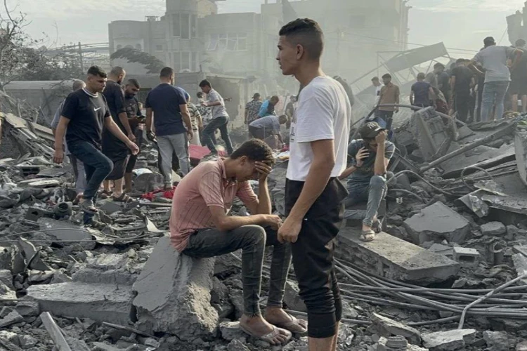 Ket. Foto: Seorang Warga Gaza Mengatakan Jika Ritual Pagi di Gaza Dimulai dengan Mencari Berbagai Barang dan Orang Terdekat di Bawah Reruntuhan
