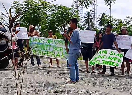 Tangkap layar siaran langsung momen aksi unjuk rasa warga di Desa Sigenti