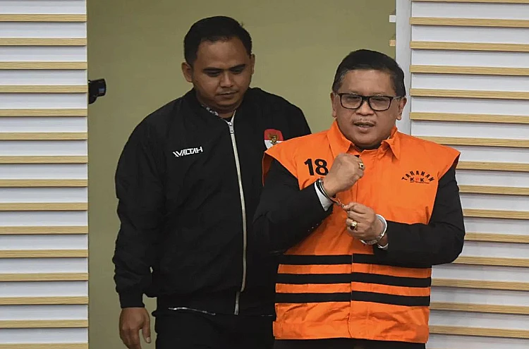 Potret Sekjen PDIP, Hasto Kristiyanto ketika memakai rompi tahanan KPK