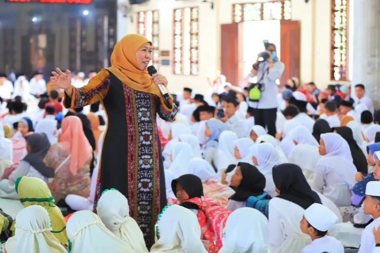 Ket. Foto: Khofifah Indar Parawansa Memberikan Himbauan Agar Seluruh Pendukung Prabowo dan Gibran Tidak Melakukan Aksi yang Berlebihan