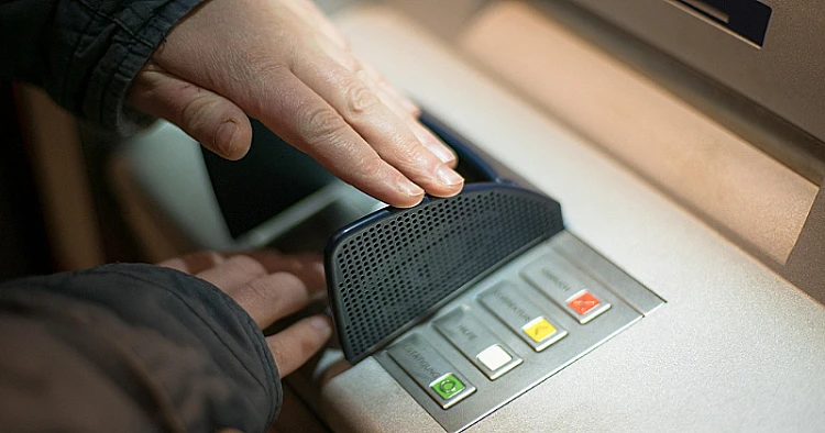 Ilustrasi seseorang yang sedang menggunakan mesin ATM untuk bertransaksi