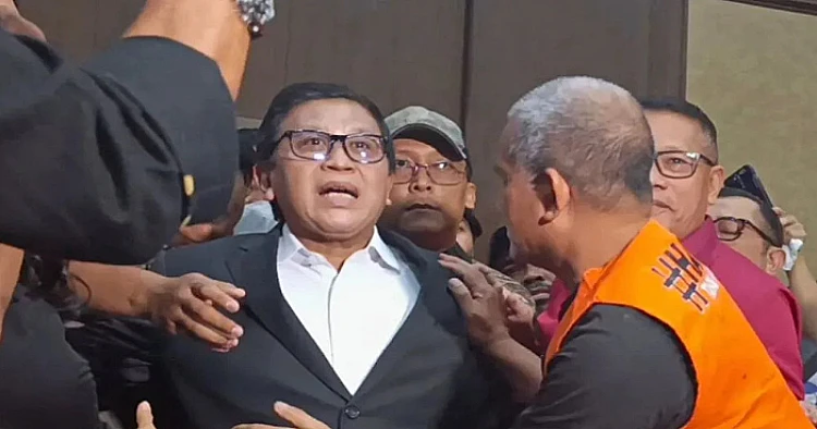 Potret Sekjen PDIP Hasto Kristiyanto ketika memasuki ruang persidangan di Pengadilan Tipikor Jakarta