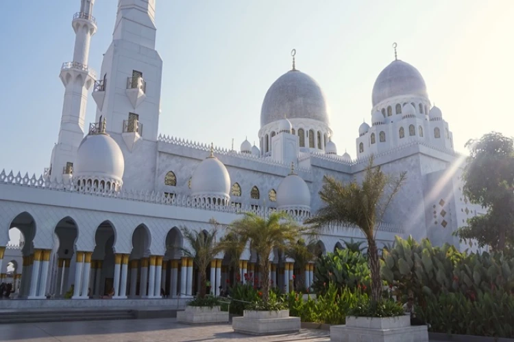 Polisi  berhasil menangkap pelaku penipuan modus pesanan fiktif katering buka puasa di Masjid Sheikh Zayed Solo, Jawa Tengah.