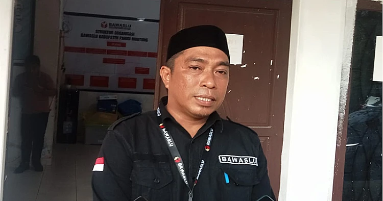 Potret Ketua Bawaslu Parimo, Muhammad Rizal, S.Pdi ketika memberikan keterangan kepada awak media