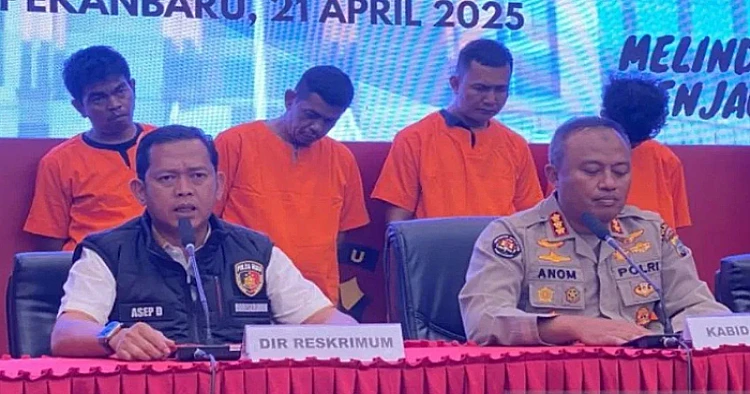 Potret jajaran Polda Riau ketika melakukan konferensi pers kasus pengeroyokan oleh debt collector