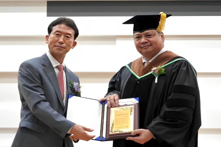Ket. Foto: Menko Airlangga Hartarto Meraih Doktor Honoris Causa dari Gyeongsang National University Korea Selatan