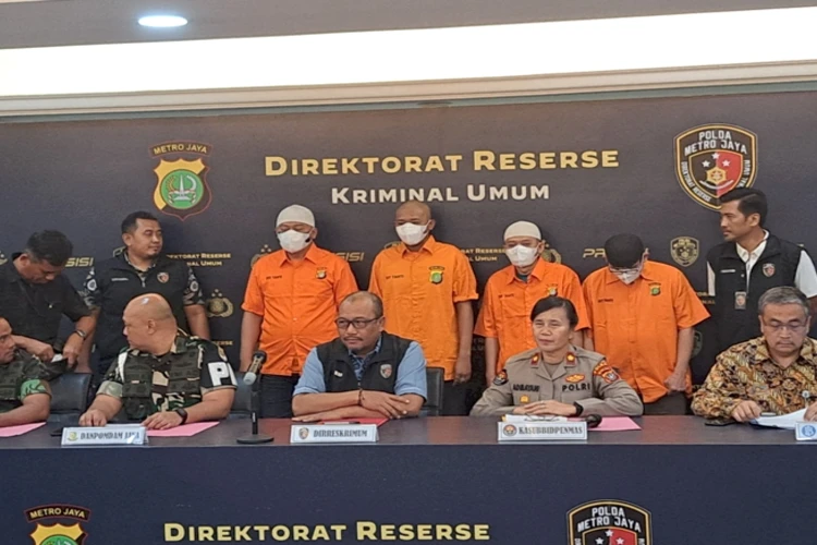 4 orang ditangkap dan ditetapkan sebagai tersangka oleh Subdit Ranmor Ditreskrimum Polda Metro Jaya dalam kasus pembuatan uang rupiah palsu.
