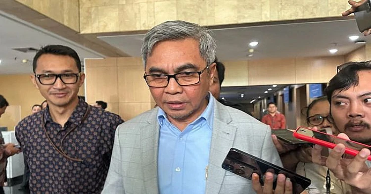 Ket. Foto potret Ketua KPK, Setyo Budiyanto Tengah menanggapi awak media