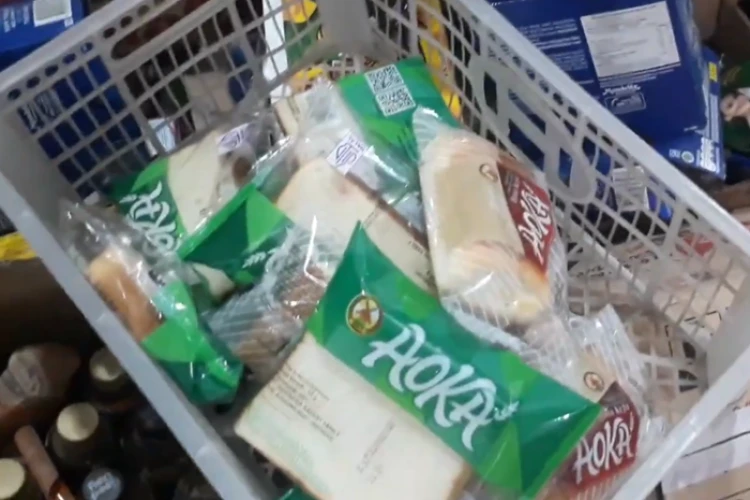 Roti bermerek Aoka dan Okko dilaporkan Kadin Kalsel karena mengandung bahan terlarang, meskipun telah mendapatkan izin dari BPOM.