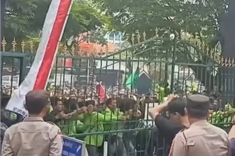 Unjuk rasa tolak RUU Pilkada di Semarang berujung ricuh, pagar DPRD jebol, sekelompok massa tersebut desak DPR batalkan revisi.