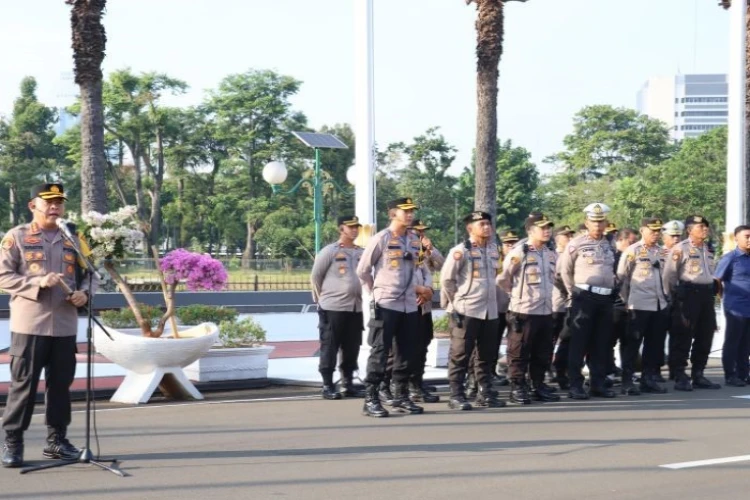 Ket. Foto: Kepolisian Mengerahkan 2013 Personel Gabungan untuk Mengamankan Aksi Beberapa Elemen Masyarakat di Depan Gedung DPR