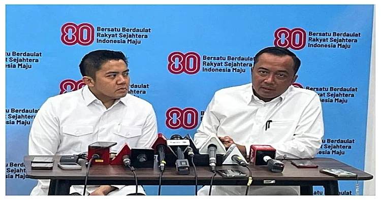 Menteri Sekretaris Negara, Prasetyo Hadi (kanan), menyampaikan pernyataan pers mengenai operasi tangkap tangan (OTT) Wakil Menteri Ketenagakerjaan, Immanuel Ebenezer, oleh KPK.