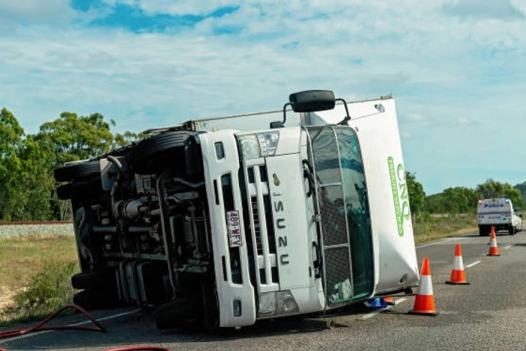 Gegara rem blong truk ini nekat menabrak pengendara motor hingga sejumlah delapan orang alami luka-luka