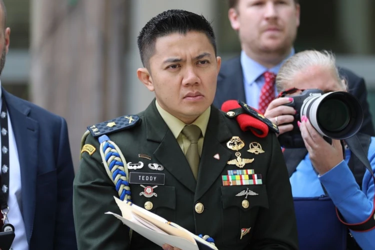 Profil lengkap Mayor Teddy Indra Wijaya, sosok viral dan kini Sekretaris Kabinet di bawah Prabowo.