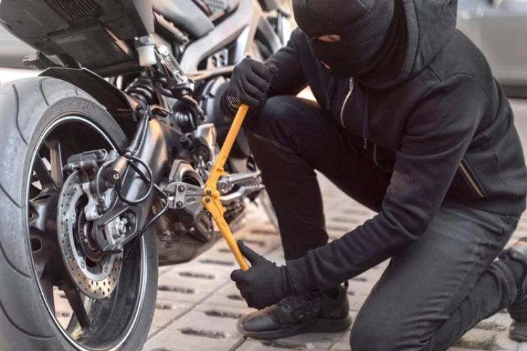 Aksi begal merenggut sepeda motor pria saat menunggu pacar di Tambora, Jakarta Barat.