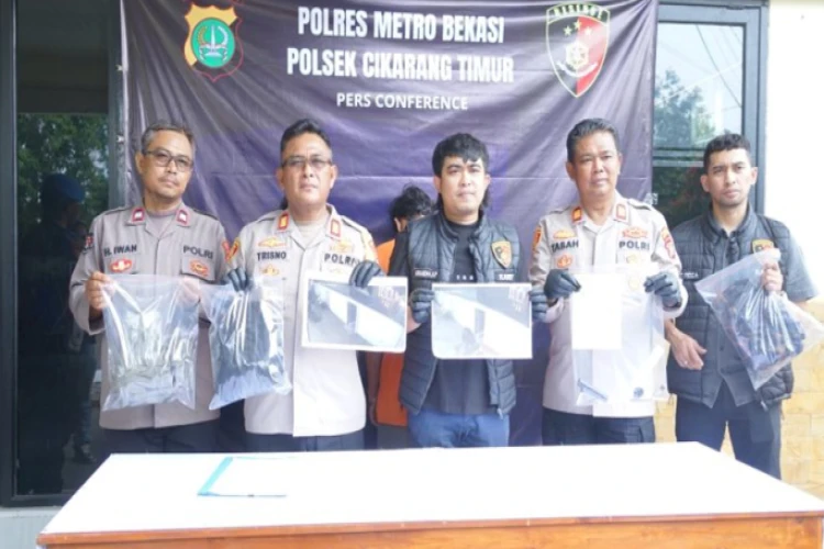 Polisi menangkap pencuri motor di masjid Bekasi, pelaku gunakan alat khusus saat korban melaksanakan salat subuh.