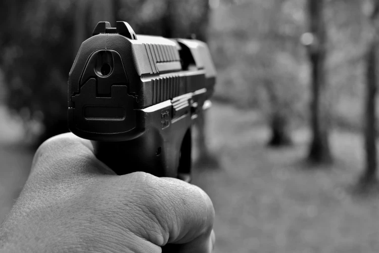 Kasatreskrim Polres Solok Selatan tewas ditembak rekan sesama polisi. Penyebab dan motif penembakan masih diselidiki.