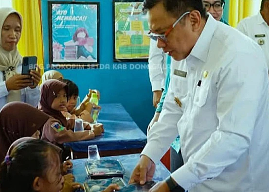 Ket. Foto: Pj Bupati Donggala Memastikan Program Makan Siang Bergizi Gratis Telah Sesuai dengan Ketentuan