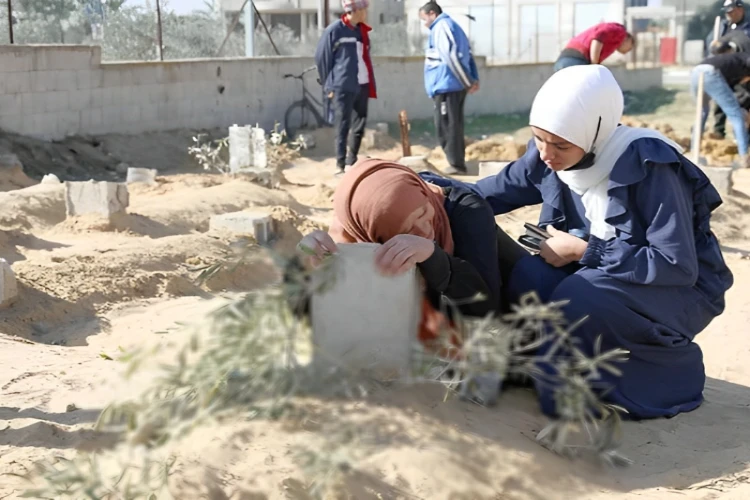 Ket. Foto: Pihak Keluarga Seorang Seniman dan Ibu Gaza yang Terbunuh Mengatakan Keinginan Terakhirnya Adalah Menggendong Putrinya