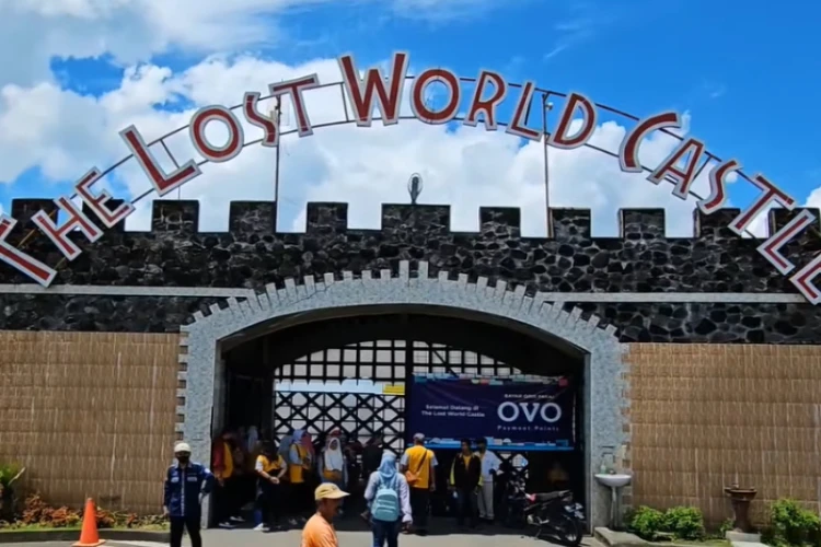 Ket Foto: The Lost World Castle