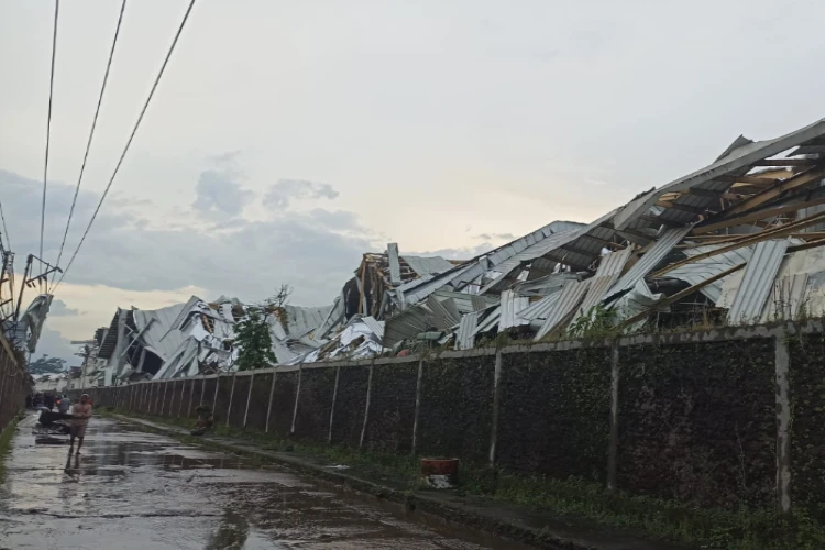 Ket. Foto: Warga Rancaekek Dilaporkan Mengharapkan Ada Bantuan Material untuk Perbaikan Rumah Mereka yang Rusak