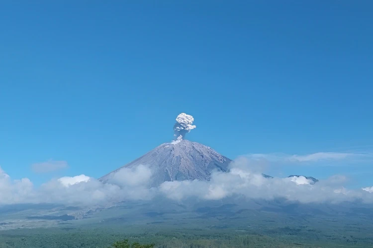 Ket. Foto: Gunung Semeru Dilaporkan Kembali Erupsi Hari Ini