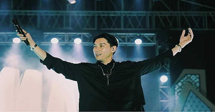 Potret Dirut PT PFN sekaligus musisi, Ifan Seventeen yang sedang menyanyi