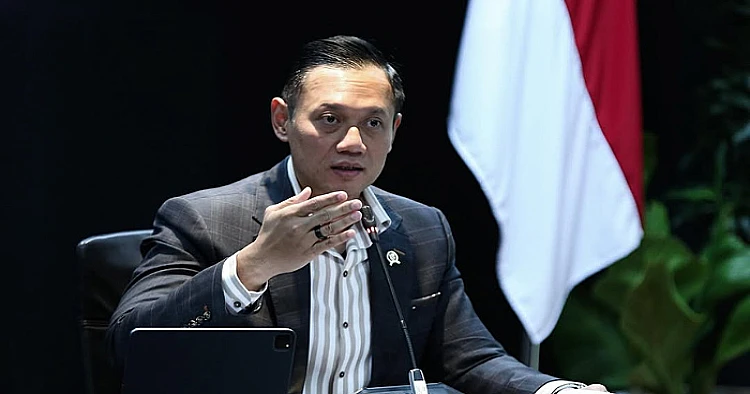 Potret Menteri Koordinator Bidang Infrastruktur dan Pembangunan Kewilayahan Agus Harimurti Yudhoyono ketika menghadiri suatu rapat