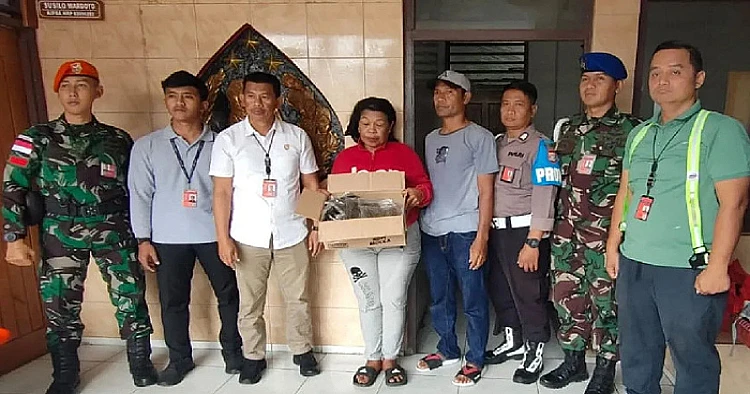 Potret ibu rumah tangga yang diiduga bawa 141 paket ganja kemudian ditangkap di Bandara Sentani